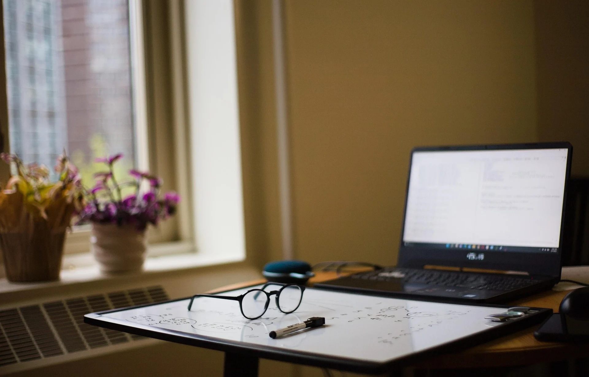 weg-jahresabrechnung-check-eigentum-direkt.webp Schreibtisch mit Laptop, Notizen und Brille als Symbol für die Prüfung einer WEG-Jahresabrechnung.